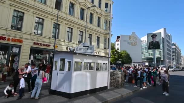 Berlin Niemcy Sierpnia 2023 Nagranie Checkpoint Charlie Historycznego Punktu Kontrolnego — Wideo stockowe