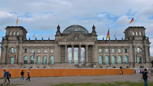 2023年8月10日 德国柏林 国会大厦 旧议会大厦立面的影像 人们走在大草坪前 旅行目的地 — 图库视频影像