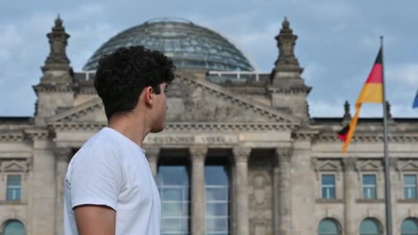 Berlín Německo Srpna2023 Záběry Pohledného Mladého Muže Který Rozhlédne Udělá — Stock video