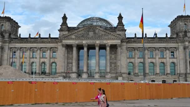 ベルリン ドイツ 2023年8月10日 古い議会の建物である帝国議会のファサードから離れて歩くことのPovの映像を引き付ける 私たちは他の人々を通過する — ストック動画