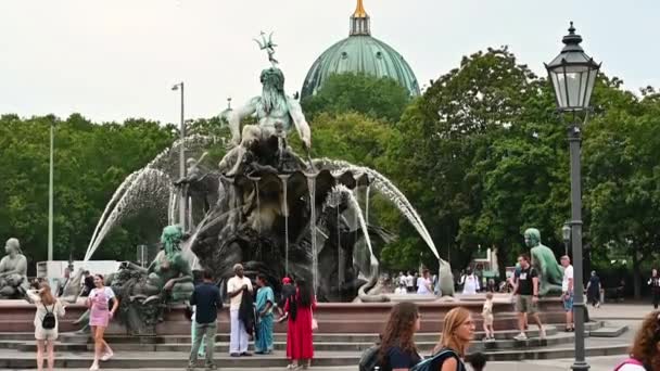 Berlim Alemanha Agosto 2023 Imagens Câmara Lenta Fonte Neptuno Alexanderplatz — Vídeo de Stock