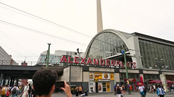 2023年8月10日 德国柏林 Alexanderplatz高架车站慢镜头 一个年轻人用手机拍照 城市的标志性的兴趣点 — 图库视频影像