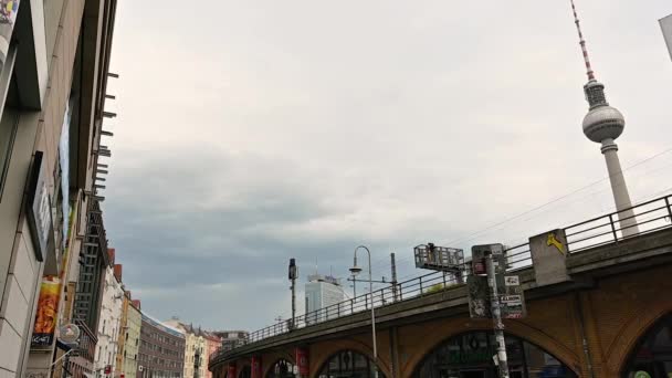 Berlín Německo Srpna2023 Zpomalený Záběr Městským Panoramatem Televizní Anténa Objeví — Stock video