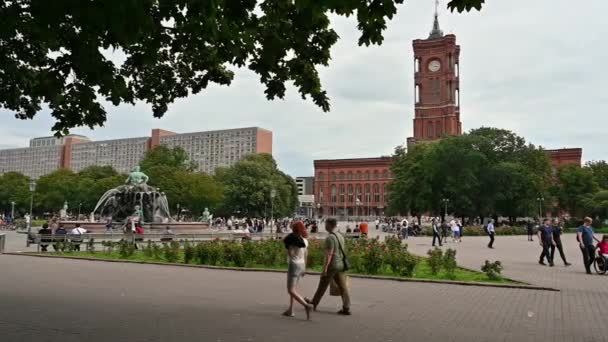 2023年8月10日 德国柏林 Alexanderplatz的慢镜头市政厅以树木的枝叶为框架 以其特有的红砖为特色 左边是海王星的喷泉 — 图库视频影像