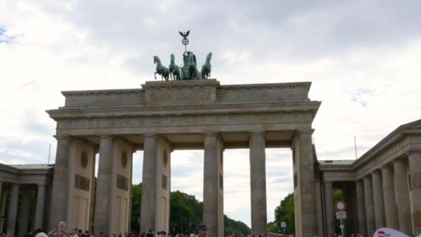 ベルリン ドイツ 2023年8月10日 ブランデンブルク門のパンムーブメントで美しい映像 それを撮影する忙しい人々と混雑した観光地 — ストック動画