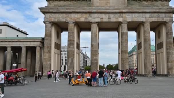 Berlín Německo Srpna2023 Krásné Záběry Panoramatickým Pohybem Braniborské Brány Turistická — Stock video