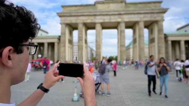 2023年8月10日 德国柏林 布兰登柏格门的慢镜头 一个年轻的游客用手机拍照 旅游目的地 生活方式 — 图库视频影像