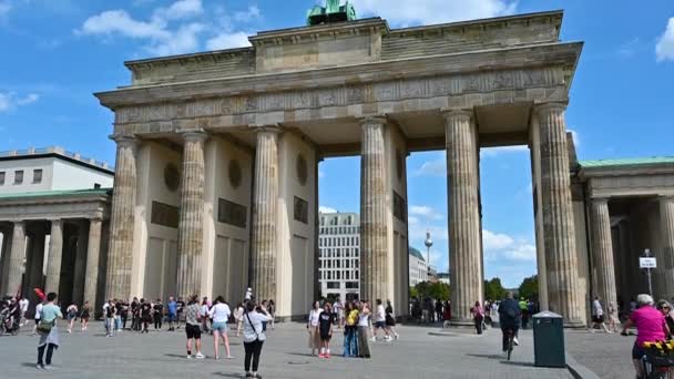 ベルリン ドイツ 2023年8月10日 ブランデンブルク門の傾斜した動きを持つ美しいスローモーション映像は 忙しい人々がそれを撮影するのに混雑しています 美しい夏の日 — ストック動画