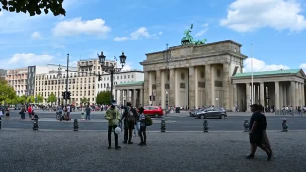 Berlín Německo Srpna2023 Krásné Zpomalené Záběry Nakloněným Pohybem Braniborské Brány — Stock video