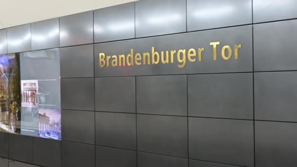 Berlin Almanya Ağustos 2023 Brandenburger Tor Metro Istasyonunun Hareket Görüntüleri — Stok video