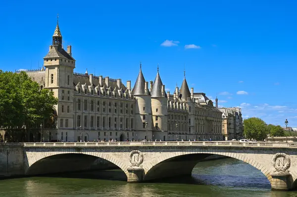 Conciergerie Kalesi ve Değişim Köprüsü 'nün (Pont au Change) Seine nehri üzerinde güzel bir çekimi. Köprüdeki yayalar ve arabalar, güzel bir yaz günü..