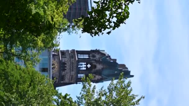 2023年8月10日 德国柏林 这座钟楼是以纪念教堂的垂直形式拍摄的 树梢是在战争轰炸中受损的钟楼的框架 — 图库视频影像