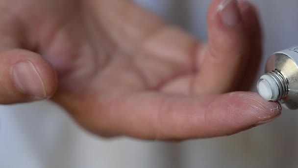 Antibiyotik Kremi Tüpündeki Yakın Çekim Görüntüleri Uygulanması Için Parmağına Küçük — Stok video