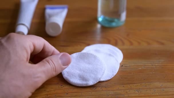 Close Beeldmateriaal Een Wattenschijfje Voor Reiniging Huidverzorging Hand Pakt Een — Stockvideo