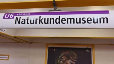 Berlin, Almanya, 10 Ağustos 2023. Doğal bilim müzesindeki metro istasyonunda tabelaya yakın dur. Yavaş çekim görüntüleri.
