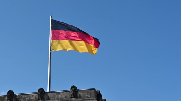 2023年8月15日 德国柏林 德国国旗飘扬在国会大厦屋顶上的美丽镜头 爱国的概念形象 — 图库视频影像
