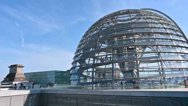 2023年8月15日 德国柏林 在现代钢制玻璃圆顶的国会大厦的屋顶上 可以看到美丽的慢镜头 我们看到人们在圆形的人行道上行走 — 图库视频影像