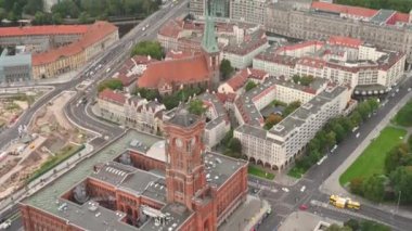 Berlin, Almanya, 15 Ağustos 2023. Hava görüntüsü: Kırmızı tuğla belediye başkanının evinden Nikolaikirche kilisesi ve Spree nehri ile şehrin geri kalanına doğru yükseliyor..