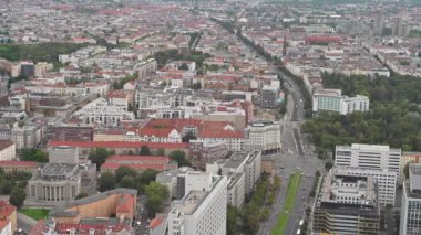 Berlin, Almanya, 15 Ağustos 2023. Alexanderplatz 'ın yanındaki caddelerden birinin hava görüntüleri. Sağında Leise-Park 'ın olduğu araçlar tanınıyor..