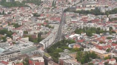 Berlin, Almanya, 15 Ağustos 2023. Alexanderplatz 'ın yanındaki caddelerden birinin hava görüntüleri. Bu yolda giden arabalar fark edilebilir. Bakışlar ufka yükselir..