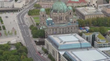 Berlin, Almanya, 15 Ağustos 2023. Katedralin güzel hava manzarası: Büyük yeşil kubbe göze çarpıyor. Bakışlar Bradenburg kapısına ve zafer sütununa yükseliyor..