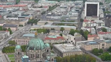 Berlin, Almanya, 15 Ağustos 2023. Katedralin güzel hava manzarası: Büyük yeşil kubbe göze çarpıyor. Bakışlar Bradenburg Kapısı 'nda yükselir ve durur ve sağ tarafta Reichstag' ın cam kubbesi..