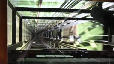 Berlin, Almanya, 15 Ağustos 2023. Televizyon kulesinin asansörünün içindeki POV görüntülerini anımsatacak şekilde: cam çatıdan, zemin katı üst kata bağlayan sütun boyunca uzanan yolculuğu görüyoruz.