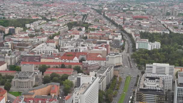 ベルリン ドイツ 2023年8月15日 アレクサンダー広場に沿って走る道の1つの空中映像 それに沿って移動する車は 右のLeise Parkで認識可能です — ストック動画