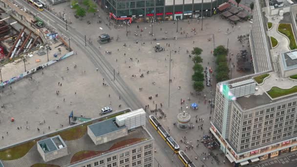 Berlin Németország 2023 Augusztus Légi Felvétel Alexanderplatz Mozgó Emberek Úgy — Stock videók