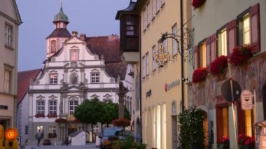 Wangen im Allgu, Almanya, 17 Ağustos 2023. Mavi saatte çekilen, tarihi merkezde arka planda bir dönemin güzel cephesi olan bir caddenin büyüleyici görüntüsü. Köyü keşfediyorum..