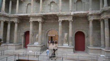 Berlin, Almanya, 16 Ağustos 2023. Pergamon Müzesi 'ndeki Miletus' un Pazar Kapısı 'nın çarpıcı hareket görüntüleri. Boyutları etkileyici, insanlar bakıyor..