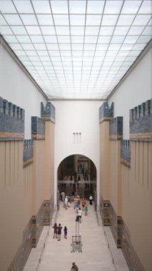 Berlin, Almanya, 16 Ağustos 2023. Berlin 'deki Pergamon Müzesi' ndeki İştar Kapısı 'nın çarpıcı dikey görüntüsü. Boyutları ve koyu mavi renkleri etkileyici, insanlar ona bakıyor..