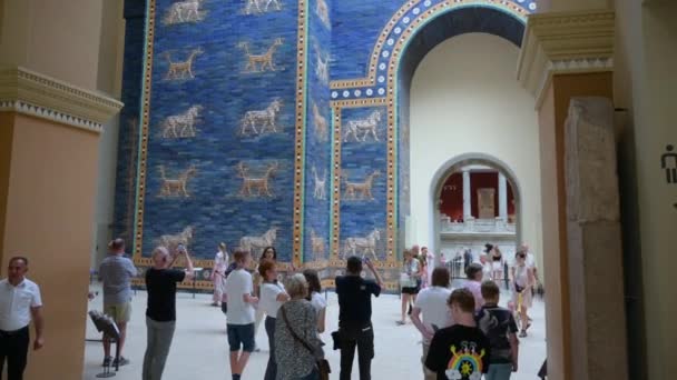 2023年8月16日 德国柏林 柏林Pergamon博物馆石塔门的倾斜运动镜头令人惊叹 人们看到它的尺寸和深蓝色让人印象深刻 — 图库视频影像