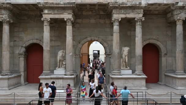 2023年8月16日 德国柏林 Pergamon博物馆Miletus Market Gate入口处的静态录像 人们穿过入口 — 图库视频影像