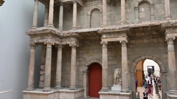 2023年8月16日 德国柏林 潘的镜头展示了Pergamon博物馆Miletus市场大门的宏伟壮丽 人们穿过入口 — 图库视频影像