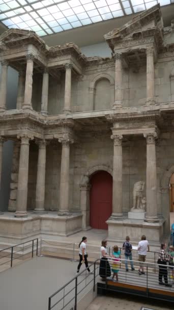 2023年8月16日 德国柏林 潘的镜头展示了Pergamon博物馆Miletus市场大门的宏伟壮丽 人们穿过入口 — 图库视频影像