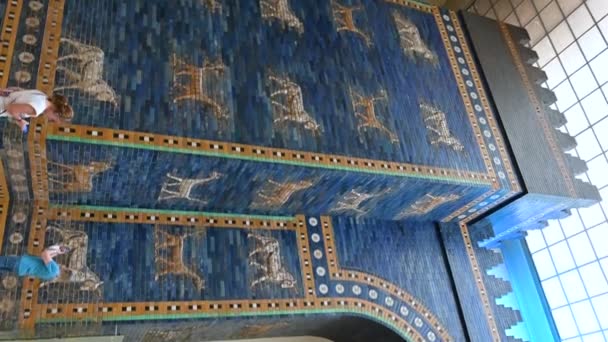 2023年8月16日 德国柏林 柏林Pergamon博物馆石塔门的垂直格式画面令人惊叹 人们看到它的尺寸和深蓝色让人印象深刻 — 图库视频影像