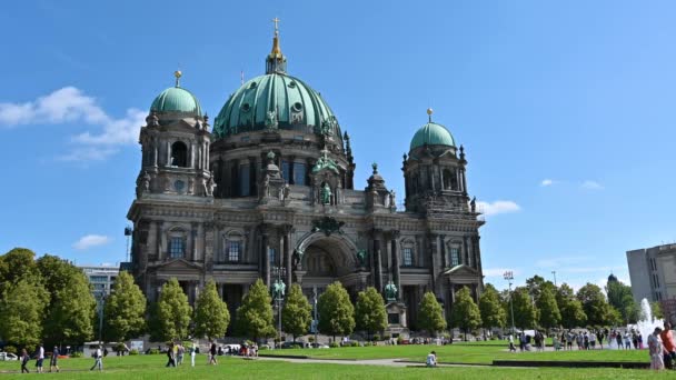 เบอร เยอรม งหาคม 2023 ภาพสวยของอาคารโบสถ นจากสามในส คนเด นไปตามเส นทางผ านหญ — วีดีโอสต็อก