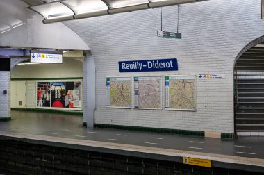 Paris, Fransa, 30 Haziran 2022. Reuilly - Diderot metro durağında, mavi arkaplanda beyaz yazı işaretleri vurgulanıyor.