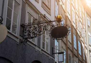 Salzburg, Avusturya, 15 Ağustos 2022. Tarihi merkezdeki dükkanların karakteristik işaretleri, metalden yapılmış, özel bir klasik çekiciliği var..