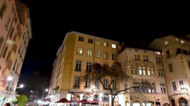 Lyon, Fransa, 27 Aralık 2023. Eski kentteki en güzel gece çekimleri: Avrupa 'nın en büyük Rönesans bölgesidir. Değişim meydanının Pan 'ı, büyüleyici bir klasik atmosfer. İnsanlar geziniyor.