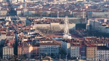 Lyon, Fransa, 27 Aralık 2023. Tepeden görülen şehir manzaralı görüntüler dönme dolaba doğru yakınlaştırıldı..