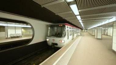 Lyon, Fransa, 27 Aralık 2023. Metro treninin durağa varış görüntüleri. Platformda kimse yok.