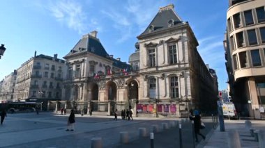 Lyon, Fransa, 27 Aralık 2023. Komedi Meydanı 'ndaki belediye binasının arka girişinin görüntüsü. Yürüyen insanların geçişi.