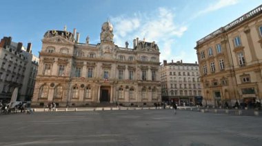 Lyon, Fransa, 27 Aralık 2023. Terreaux Meydanı 'ndaki belediye binasının ön görüntüsü. Turistlerin ve yerlilerin geçişi. Lyon 'u keşfedin..