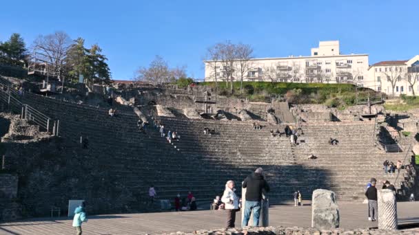 リヨン フランス 2023年12月27日 フォービエール丘に存在する古代ローマ劇場の複合体の考古学的な場所の映像 人々は場所を探検する遺跡の間を歩きます — ストック動画