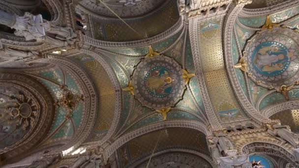 リヨン フランス 12月 2023 ノートルダム フォー ヴァシリカの豊かに装飾されたヴォールトの回転とズーム映像 金と明るい色の使用はあなたを驚かせました — ストック動画