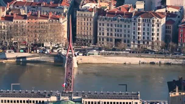 2023年12月27日 法国里昂 从山上看到的城市景观的影像 向红色人行天桥飞去 大家都走着呢 — 图库视频影像