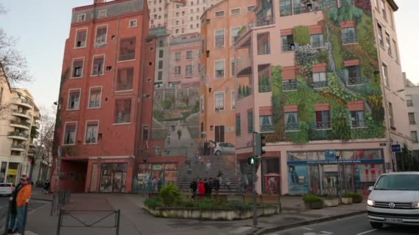リヨン フランス 12月 2023 ムール カナッツの映像 建物の欠陥を完全にカバーする壁画 彼のリアリズムは 現実を混乱させ 人々を描いた観察者を誤解させる — ストック動画