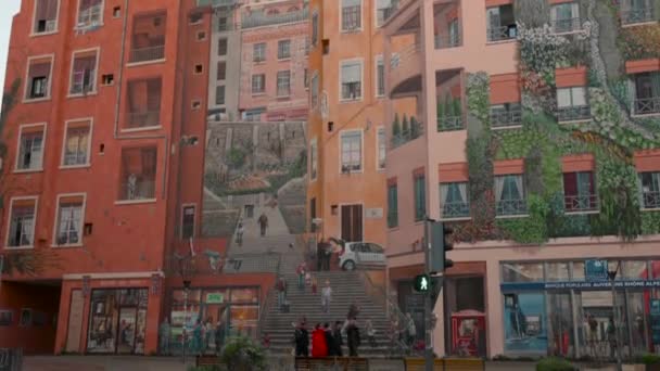 2023年12月27日 法国里昂 Mur Des Canuts的影像 覆盖在建筑物正面的壁画 他的现实主义误导了那个混淆了真人和描绘过的人的观察者 放大点 — 图库视频影像